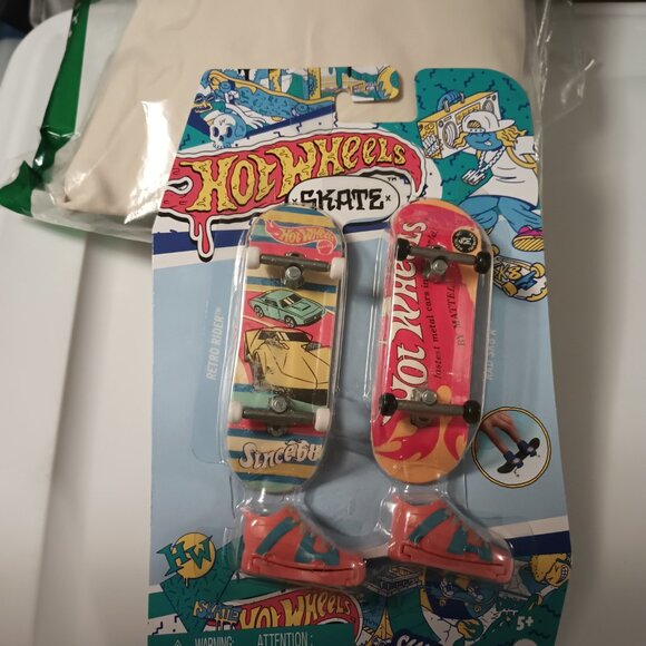 NEW Hot Wheels Skate Retro Fingerboard + Shoe Set - 4pk Each LOT OF 4 - Picture 6 of 10